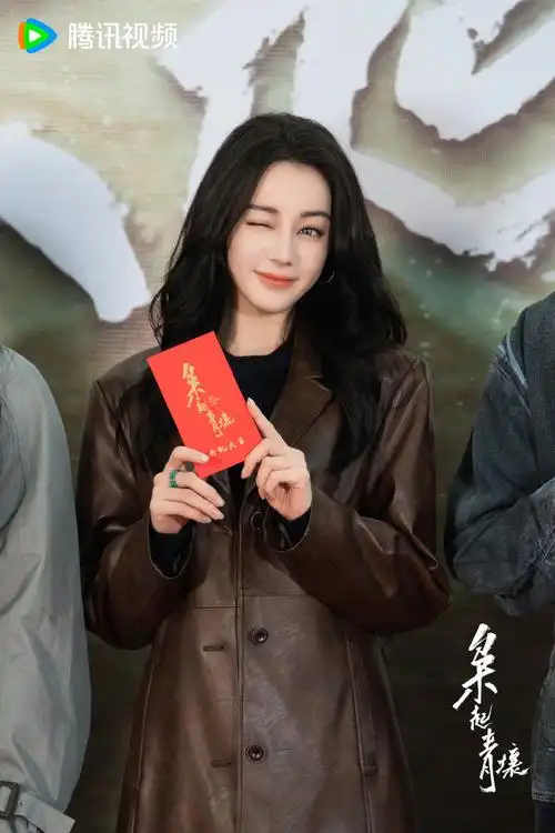 迪丽热巴公开行程受期待手捧金桔显喜庆嘟嘴卖萌宛如少女