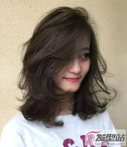女生齐肩微卷发型怎么烫最流行发型一定要get百搭显脸小