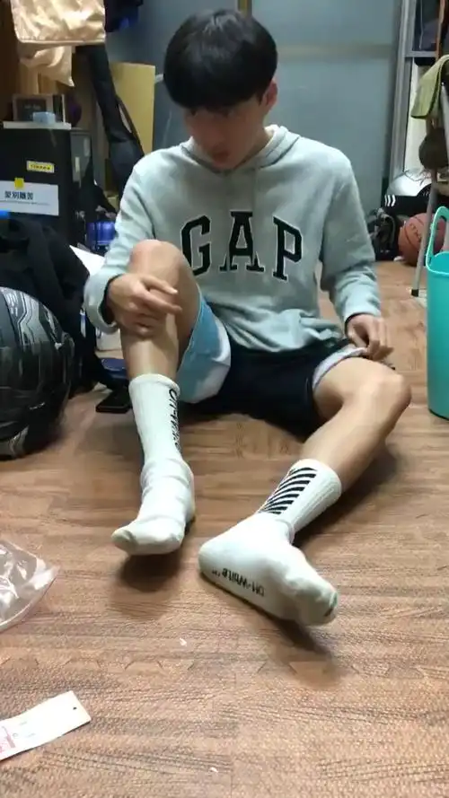 打完篮球的弟弟,白袜子都成黑的了,还有特别大的味.哕哕哕!