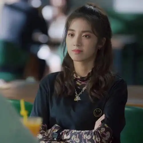 电视剧《没有工作的一年》里演员万鹏上身mm笑脸刺绣净色t恤,刺绣结合