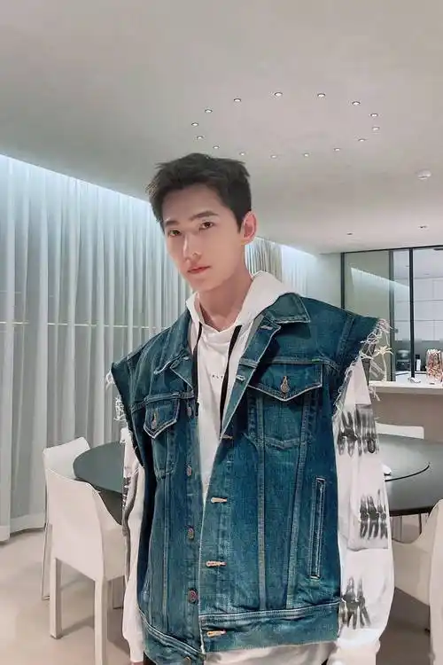 杨洋发九宫格自拍顶级帅哥骨相极好帅到让人窒息