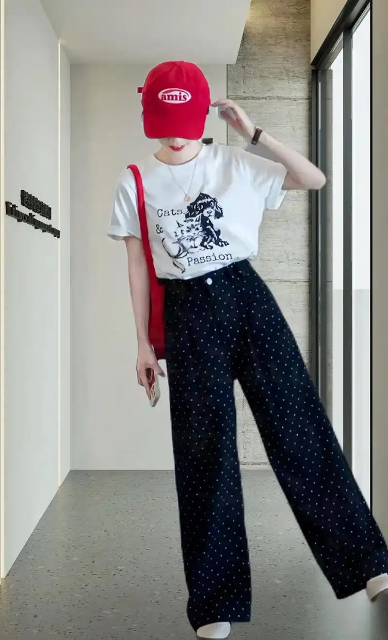 小个子姐妹显瘦显高穿搭.简约白色印花t恤十黑色波点直筒裤,休 - 抖音