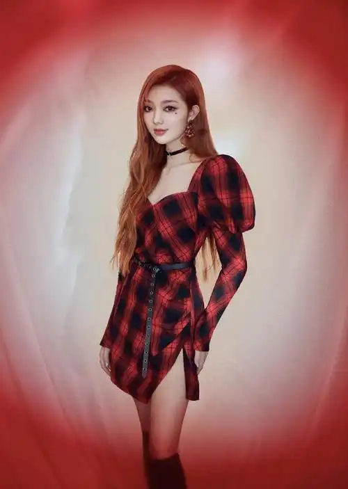 20岁李紫婷有点迷人,穿格纹衬衫配阔腿短裤,双腿线条太完美了