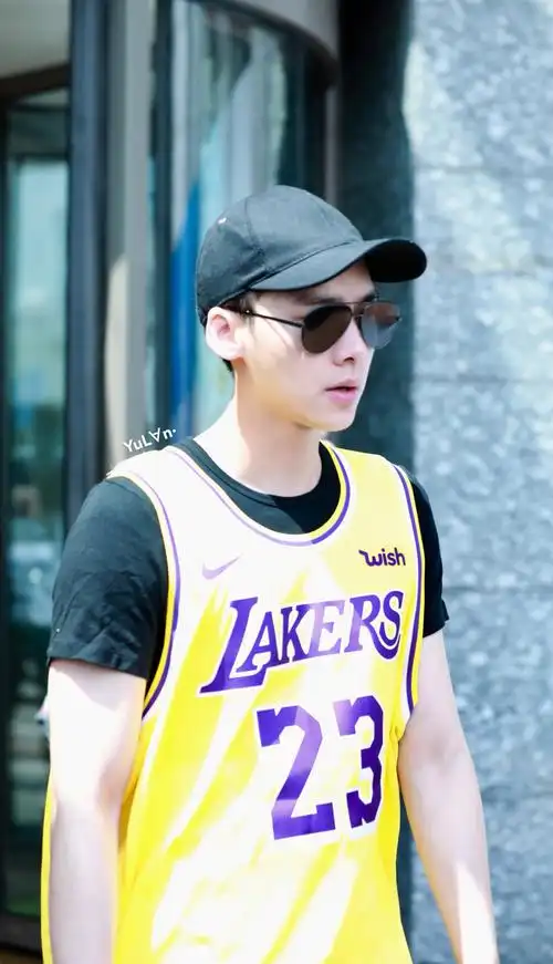 李易峰开工换上新球衣一上车立刻抱玩偶