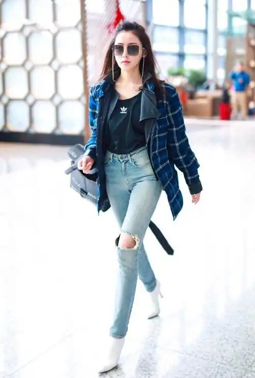 张天爱的品味被高人指点了格纹外套搭破洞牛仔裤走机场美炸了