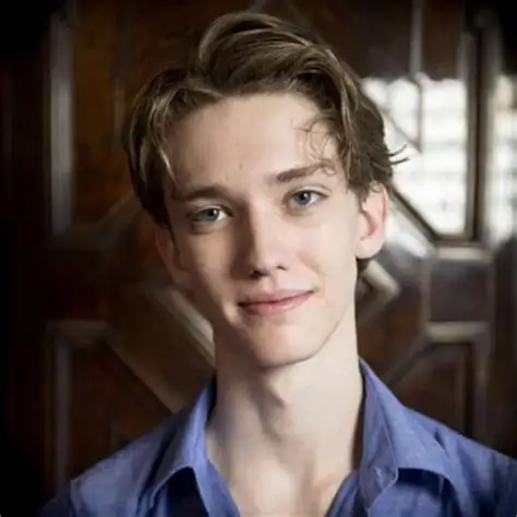 生日:1997年10月28日 julian mackay 美国人.