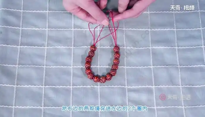 以上就是串手链打结的方法,你学会了吗?