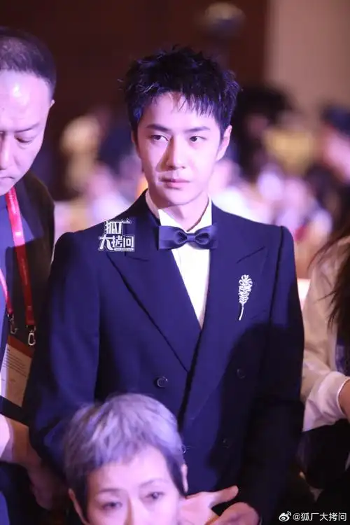 灯光下的王一博好贵#王一博今日生图来了,短发黑西装好贵好乖