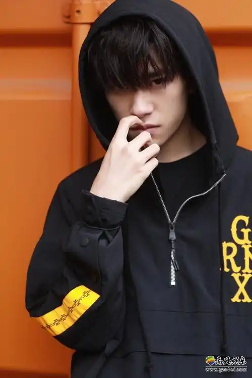 工作室官博晒出易烊千玺帅照抬眉视线霸气清冷演绎冷峻少年姿态