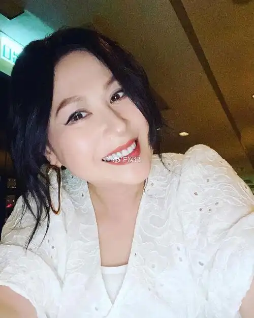 江欣燕56岁生日与妈妈开心度过晒温馨合影 母女俩关系曾很恶劣__财经