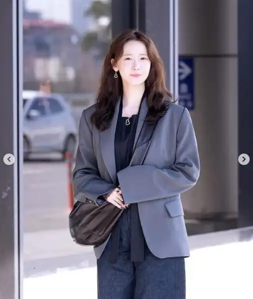 林允儿因工作行程前往韩国金浦机场,她一身黑色系的造型引起关注