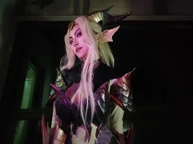 驯龙婕拉!我在英雄联盟里第一个氪金皮肤!三年后我成为了她#c - 抖音