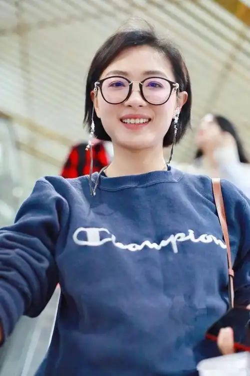 万茜穿深蓝色卫衣配深蓝色短裙秀美腿对镜头比心卖萌可爱清纯