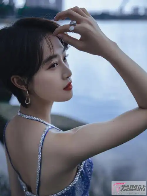 蓝盈莹银河流光裙 短发版人鱼公主太惊艳