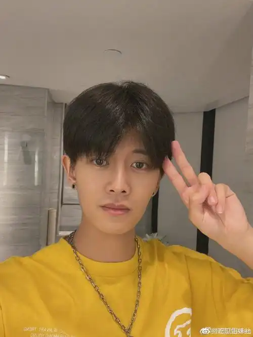 任嘉伦治愈系九宫格自拍