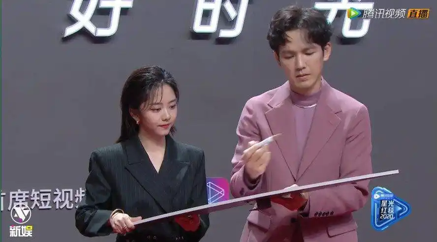 钟汉良 谭松韵 红毯造型 采访 钟汉良一身香芋紫的西服又飒又温柔