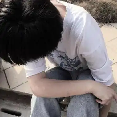 唯美低头男生头像 男生头像图片大全 -【爱个性】