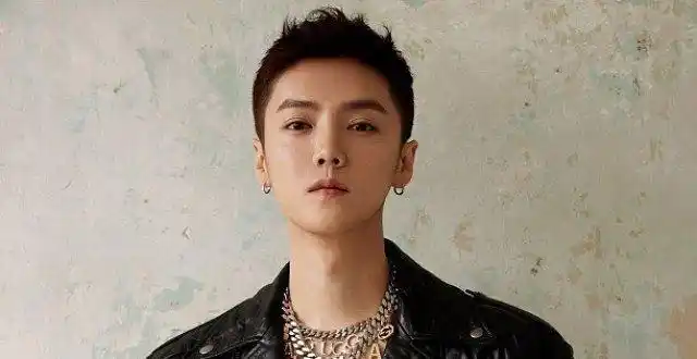 鹿晗解锁寸头造型酷飒有范 穿皮衣眼神坚毅秀优越侧颜