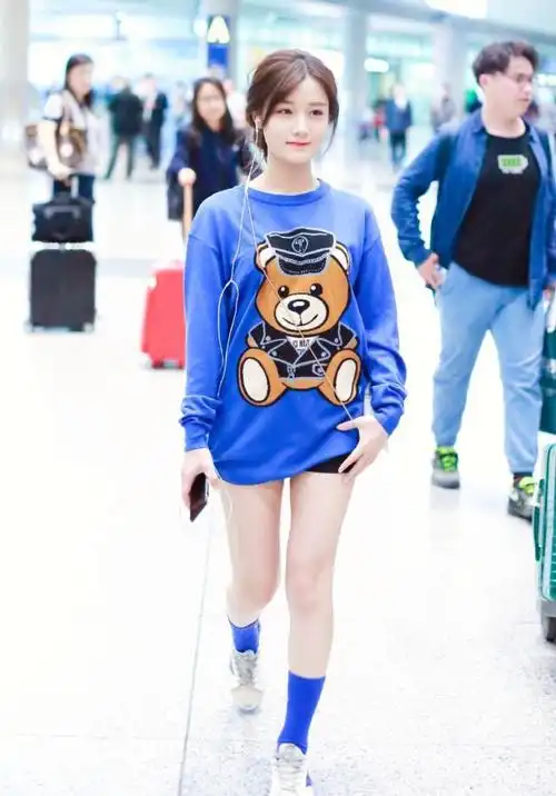 可爱到冒泡!陈意涵卫衣搭配短裤清凉现身,修长美腿实力抢镜!