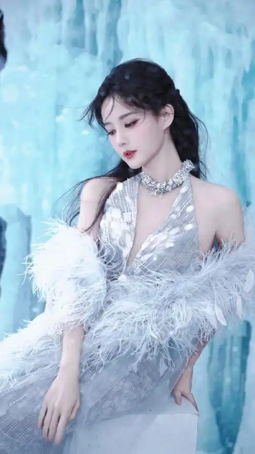 李一桐以其独特的时尚品味和精湛的演技,在荧幕上留下了深刻的印象.