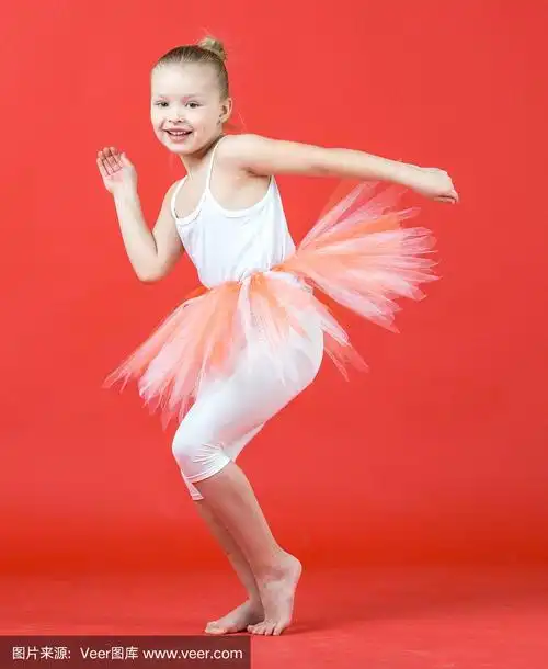 快乐的小女孩跳舞