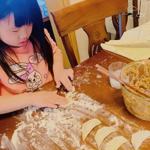 陪女儿包饺子第一次包饺子纪念一下