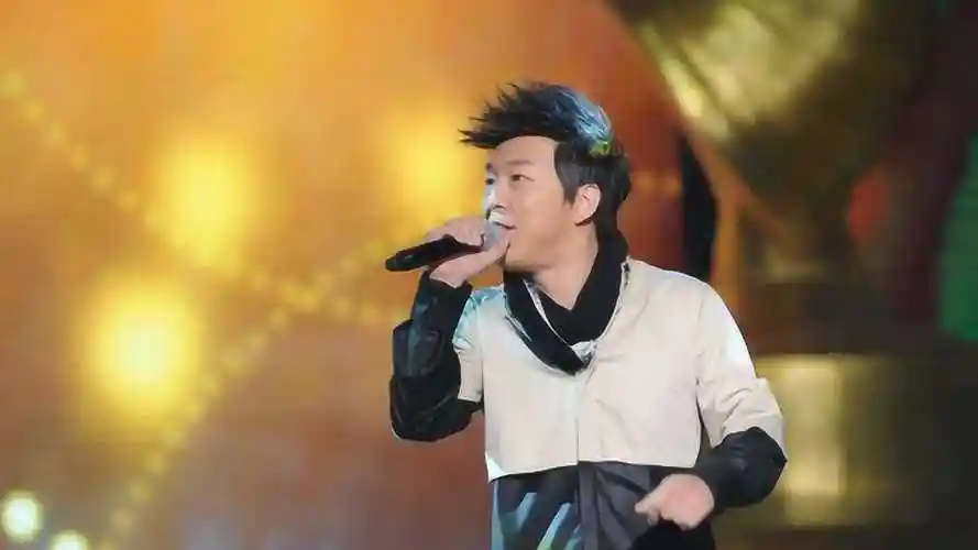 影帝黄渤唱歌,在酒吧演唱《我是一只小小鸟》,一开口为之陶醉!