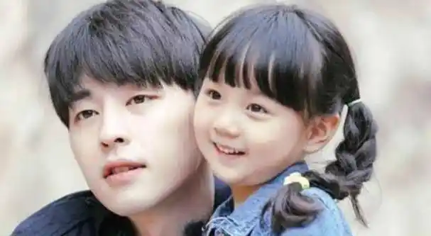 原创邓伦女儿长大了小时候长得眉清目秀如今美得不敢认