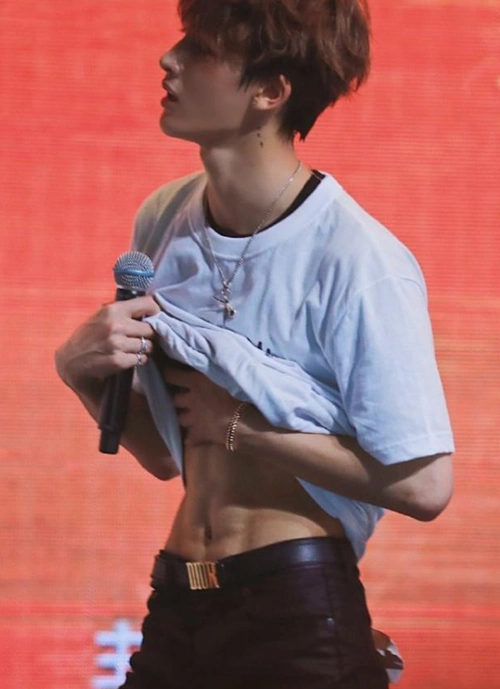 官媒狠批娘炮形象引用朱正廷玩气球视频粉丝晒六块腹肌照反击