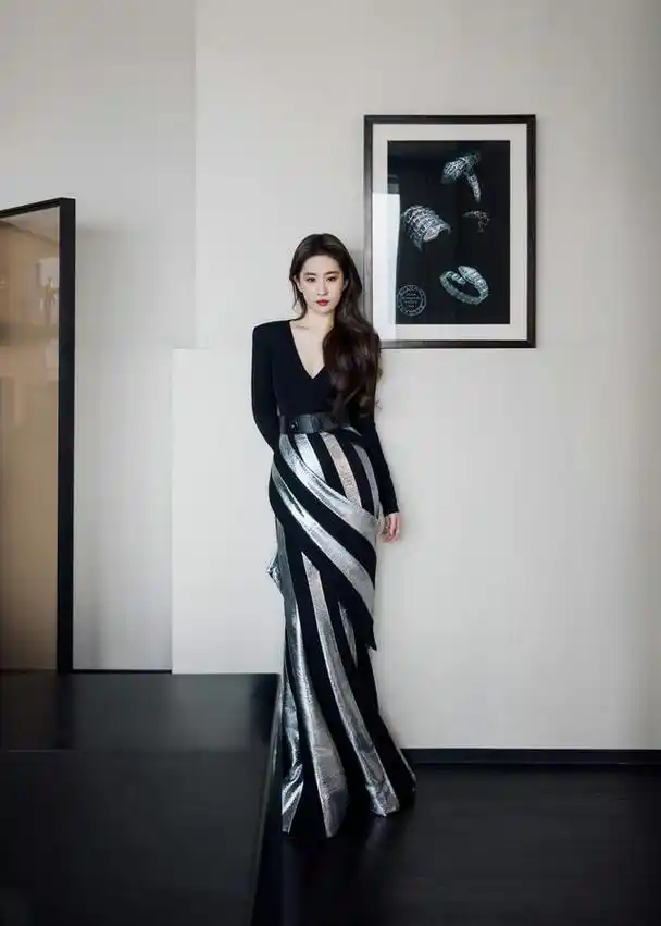 刘亦菲身材太惊艳,穿拼接深v连衣裙珠光宝气,腰臀比太好了
