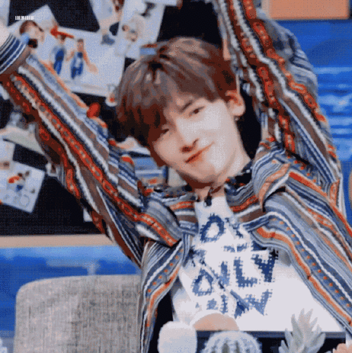 来看翟潇闻花式比心小合集