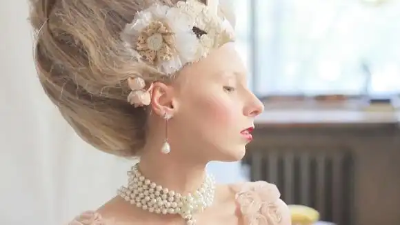 服饰文化:18世纪欧洲女性"冲天"发型,一种奢靡的贵族潮流