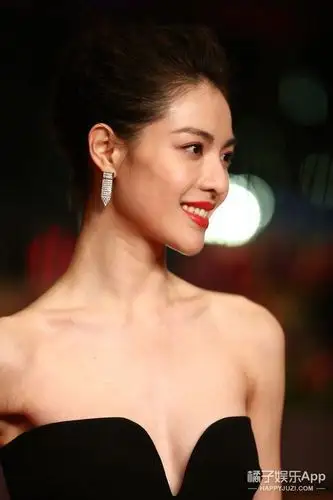 超级有气质!钟楚曦红唇抹胸现身柏林电影节