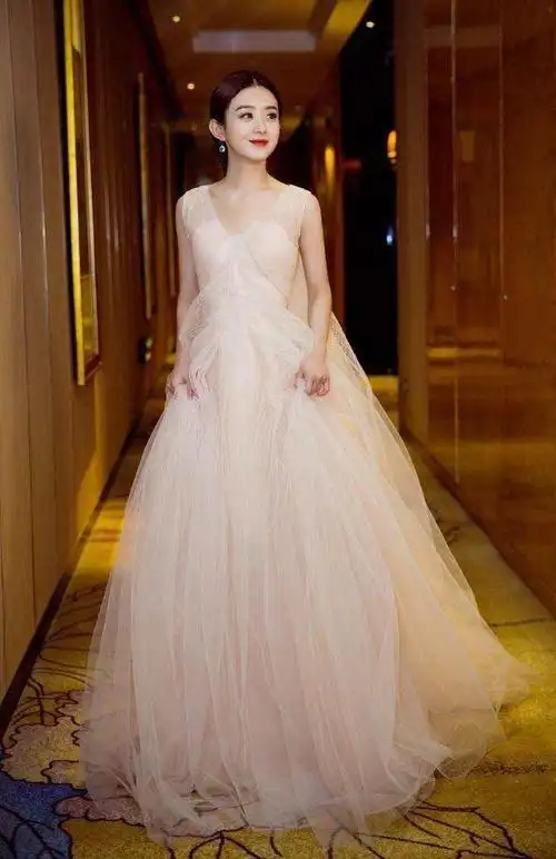 赵丽颖产后瘦成纸片人穿吊带裙尽显骨感看着顶多80斤