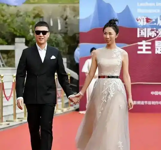 孙红雷罕见带老婆亮相,38岁娇妻超模身材真"招摇",太有夫妻相
