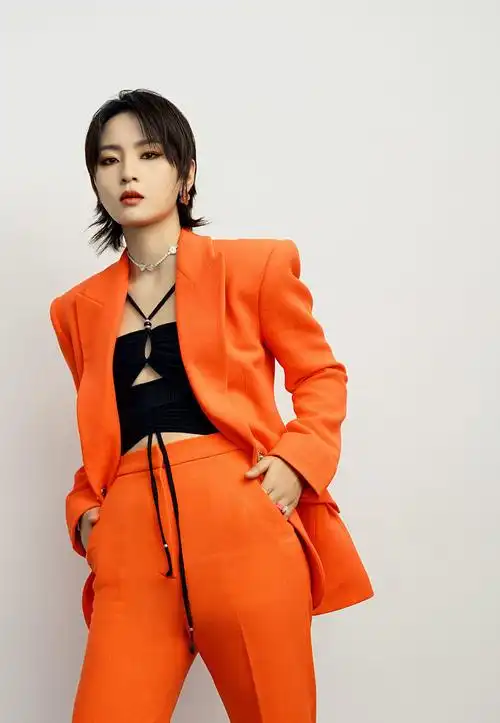 周笔畅橙色西装造型潮味十足 镂空挂脖内搭增添性感氛围