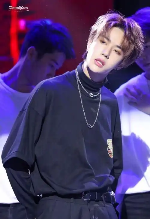 王一博这就是街舞4#yibo#中国顶尖舞者推广大使王一博#著名的吹灰舞