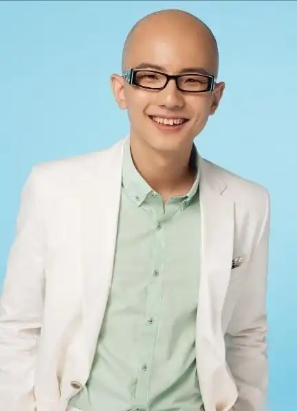 从《中国好声音》被大家熟知,温柔的笑容,黑框眼镜,光头便成为他的