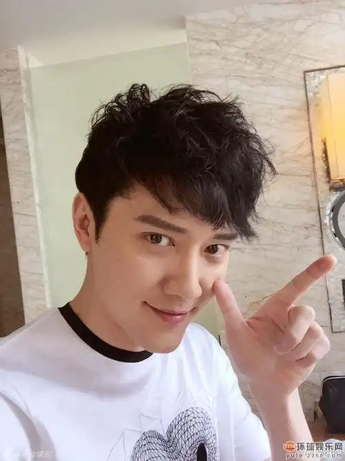 近日,冯绍峰微博晒出一组美颜自拍,笑容迷人似少男,比剪刀手卖萌遭