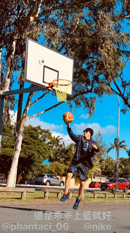 周杰伦户外打篮球秀上篮技巧戴墨镜扮酷耍帅
