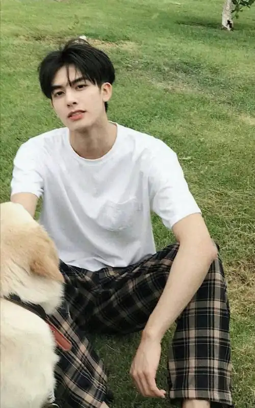 宋威龙黑色卫衣随拍##宋威龙素颜营业照