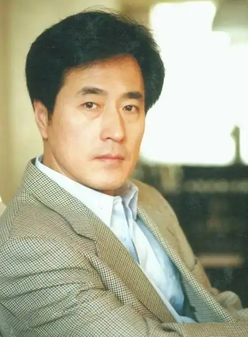 演员杨立新:27岁娶平凡妻子,相爱39年,儿子杨玏成夫妻俩的骄傲