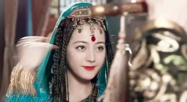 还有《风中奇缘》里,迪丽热巴客串一名舞姬"骊姬",造型也很讲究,头发