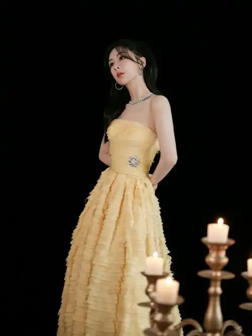 杨紫7015#微博之夜#|第二套造型来了,来自alexandre vauthier