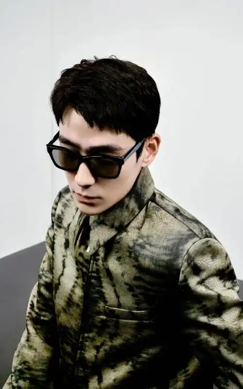 内娱戴眼镜最好看的明星##朱一龙