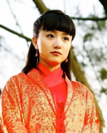 自小进入娱乐圈,凭借精湛的演技和低调的为人得到了