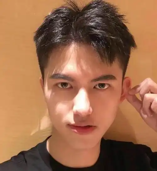 男生干净帅气的短发发型,准备换发型的话就换这个吧