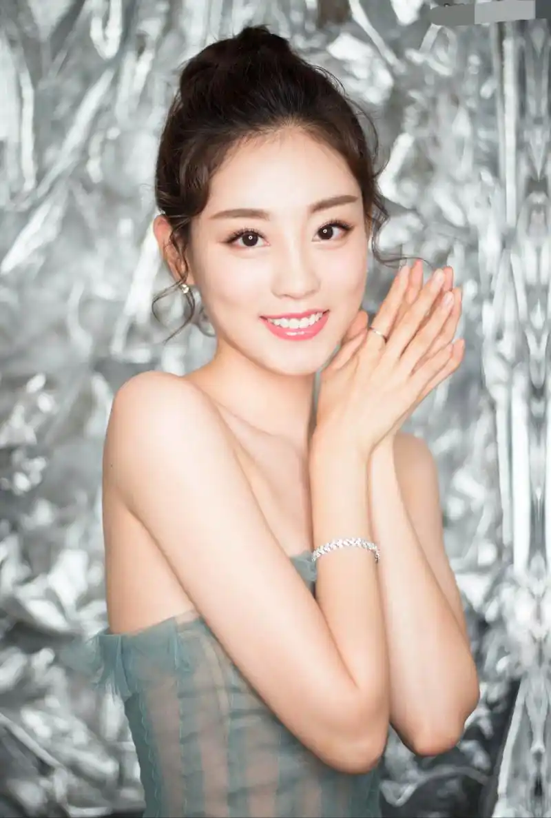 祝绪丹身穿薄荷绿亮片长裙,微胖的身材太赞了!