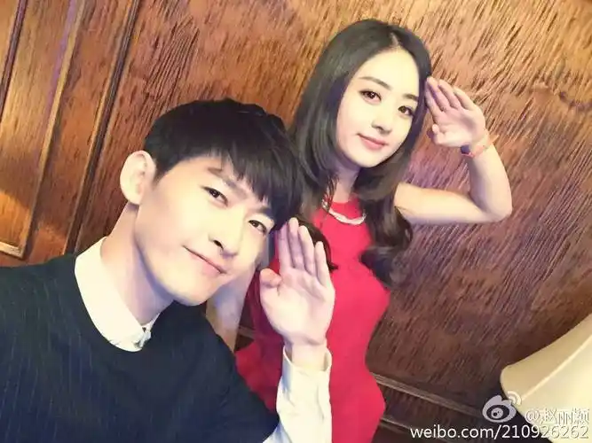 赵丽颖张翰玩自拍,配合默契如小情侣,真的好般配