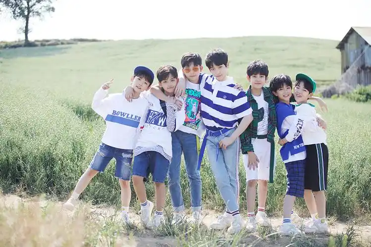 yhboys组合再添中文名 乐华少年八月惊喜亮相